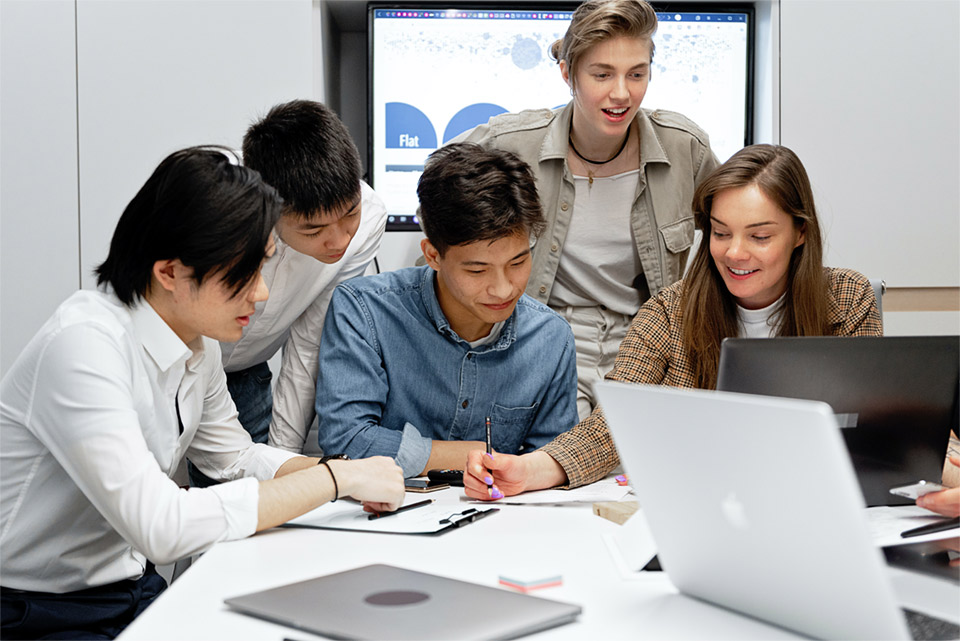 Java developer làm việc với ai & báo cáo thế nào?