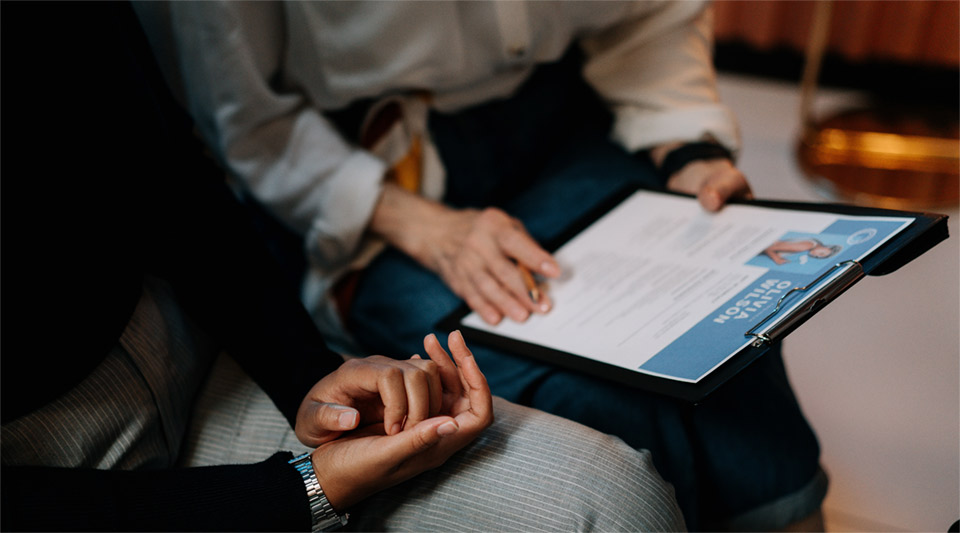 Đọc CV của ứng viên trước khi phỏng vấn