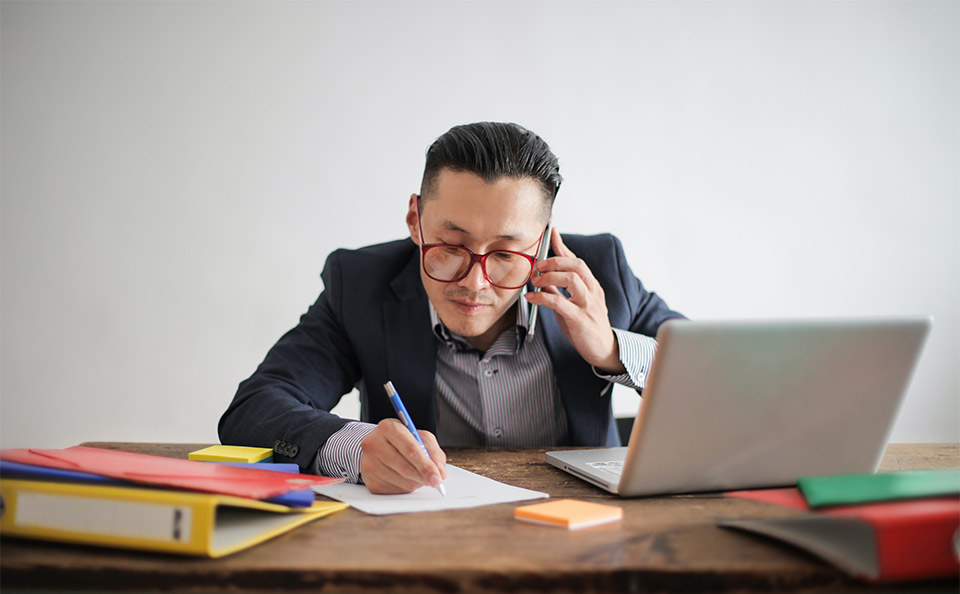 Gọi điện thoại cho nhà tuyển dụng đồng thời gửi mail để đảm bảo họ nhận được thông báo của bạn kịp thời