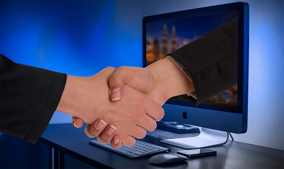 Kết nối với Headhunter hoặc nhà tuyển dụng