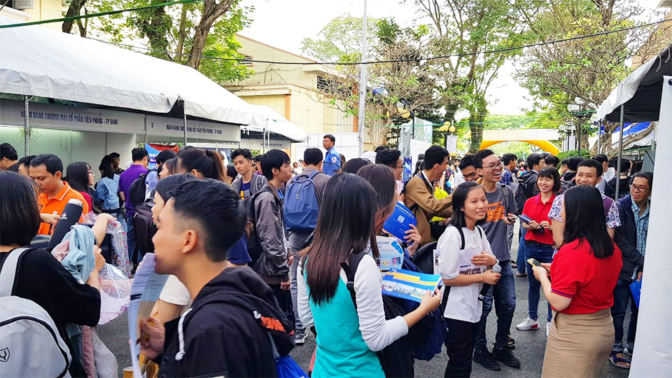 Các bạn sinh viên tập trung đông đúc tại khuôn viên trường ĐH Khoa học Tự nhiên TP. HCM để tham gia ngày hội SV&DN 2019