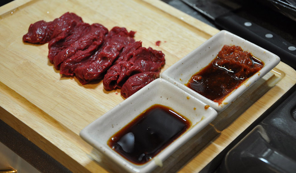 Thịt ngựa sống (Basashi - 馬刺し)