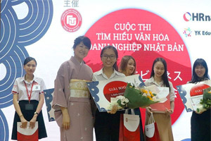 Giảng viên và sinh viên chào hỏi nhau trước khi bắt đầu giờ học