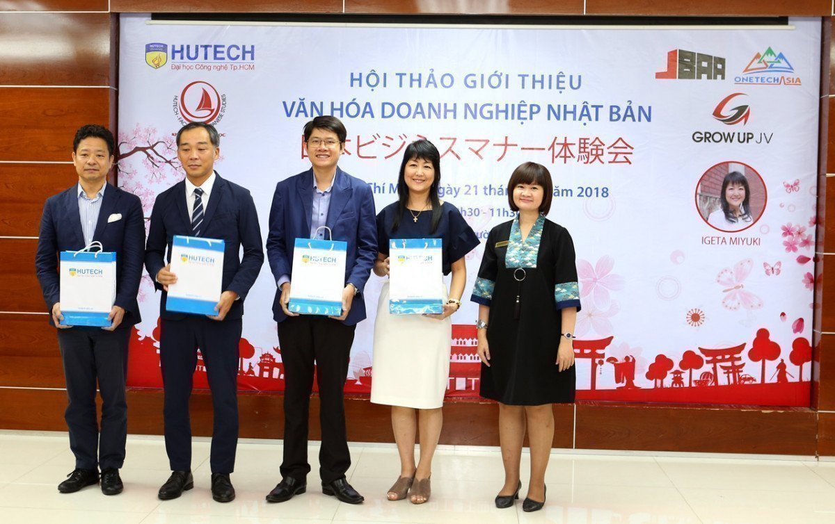 Ông Kazuhiro Kato – Đại diện Hiệp hội JBAA, Ông Kawamoto Naoki - Giám đốc Công ty OneTechnology Japan (Nhật Bản), Ông Nguyễn Lâm Thảo - Giám đốc Công ty OneTech Asia và Công ty Grow Up JV, Cô Igeta Miyuki Hiệu trưởng Grow Up JV và ThS. Hồ Tố Liên - Trưởng khoa Nhật Bản học HUTECH