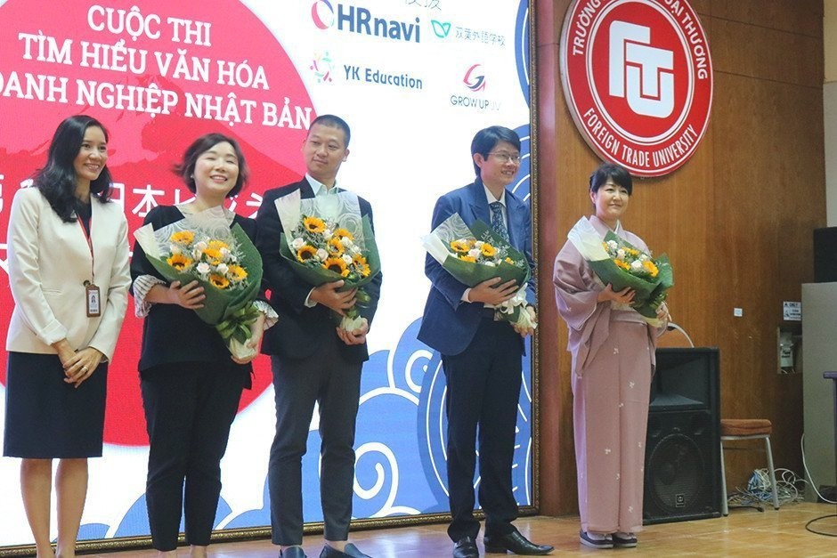 GROW UP JV cùng những nhà tài trợ nhận hoa cảm ơn từ nhà trường