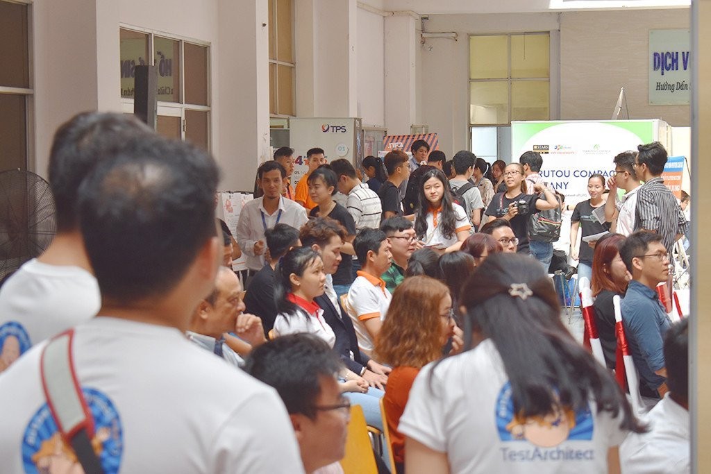 Khu vực lối đi chật kín các bạn sinh viên